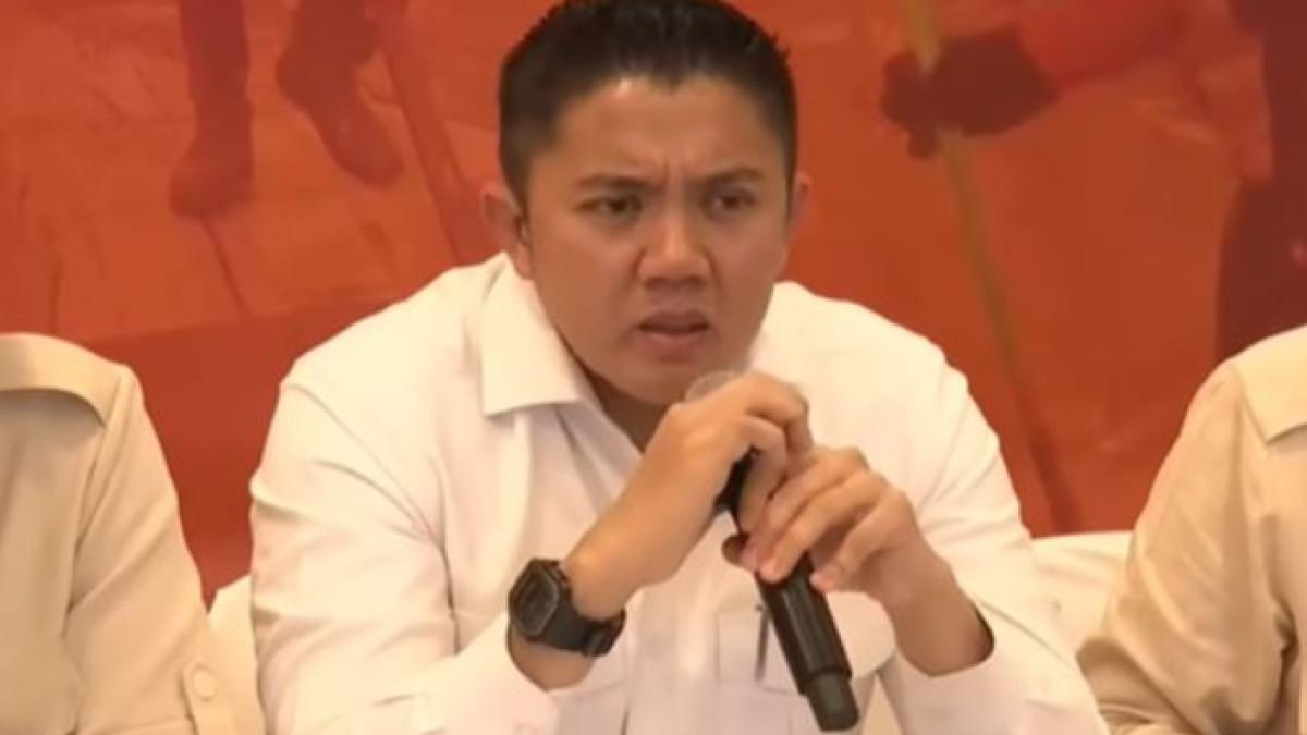 KONFERENSI PERS - Sekretaris Kabinet (Seskab) Teddy Indra Wijaya saat konferensi pers, Jumat (19/12/2025). 