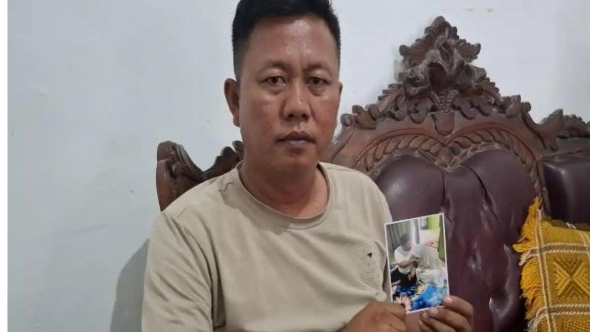 SUAMI LAPORKAN ISTRI -- Teguh saat diwawancarai TribunSumsel.com dan Sripoku.com di rumahnya di Tanjung Raja, Ogan Ilir, Sumsel, Rabu (12/11/2025) petang. Teguh mengungkap dirinya ditinggal menikah oleh istrinya dengan pria lain.