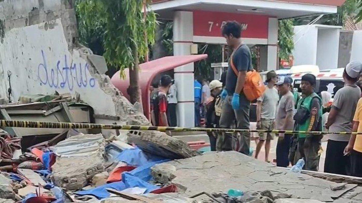 INNALILLAHI! Kedua Ortu Tewas Tertimpa Tembok Roboh di Tebet, Sang Anak Selamat Usai Dilindungi Ibu