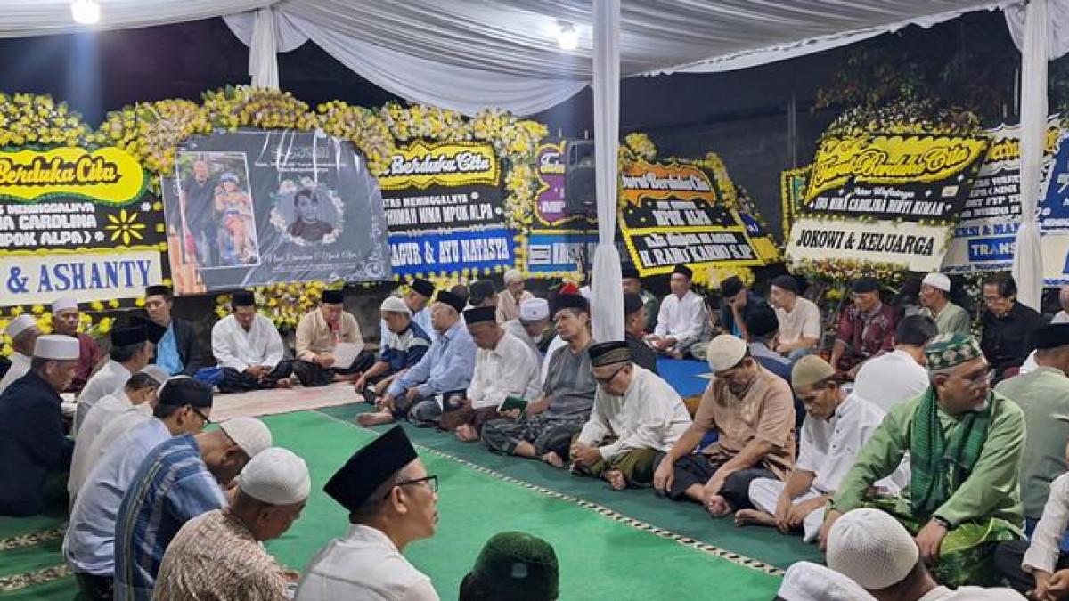 PENGAJIAN MPOK ALPA - Tempat pengajian yang menggunakan halaman parkir depan rumah mendiang Mpok Alpa, dihiasi karangan bunga. Diantaranya dri Jokowi dan Rano Karno.