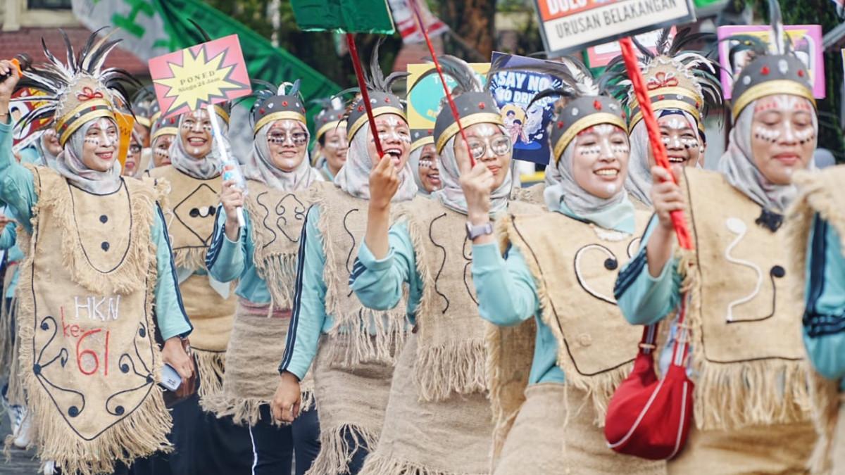 HARI KESEHATAN NASIONAL - Tenaga kesehatan dari Puskesmas Prambanan tampil semangat dengan kostum unik bertema budaya Nusantara sambil meneriakkan yel-yel kesehatan.
Peserta juga membawa berbagai poster edukasi, salah satunya bertuliskan “Say No to Drugs”, pada Minggu (2/11/2025).