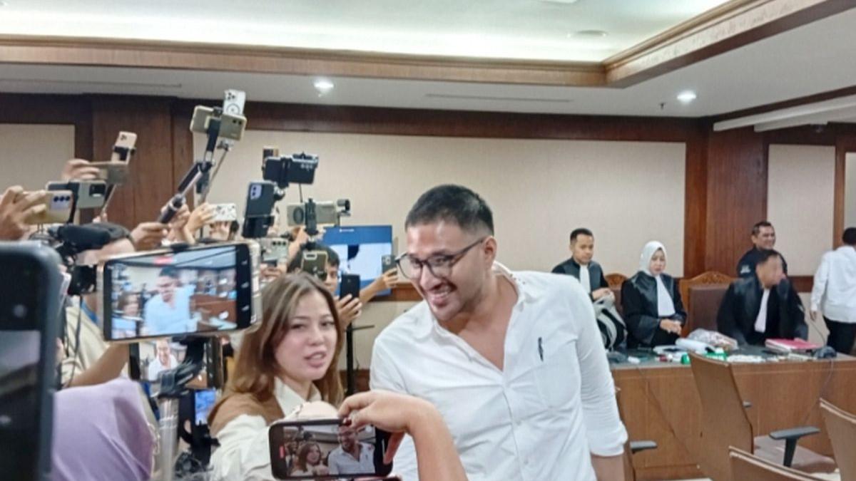 KABAR ARTIS - Terdakwa kasus dugaan peredaran narkoba di dalam rutan, Ammar Zoni bersama kekasihnya, Dokter Kamelia di PN Jakarta Pusat, Kamis (8/1/2025).