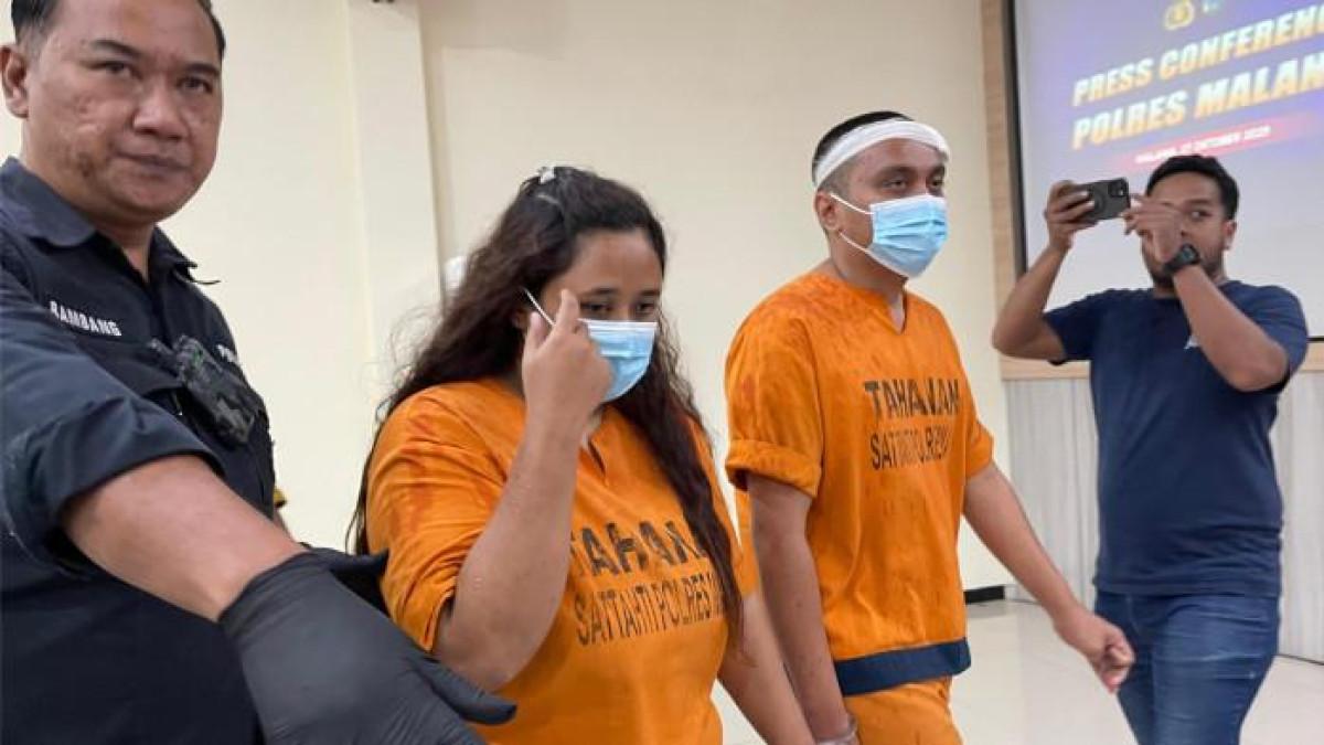 DENDAM KELUARGA - Tersangka DAC dan HLF yang memaksa adiknya untuk mengonsumsi sabu diamankan Polres Malang, Senin (27/10/2025). Akibat sakit hati dendam pada orangtuanya, kakak tega menyakiti adik kandungnya dengan sabu.