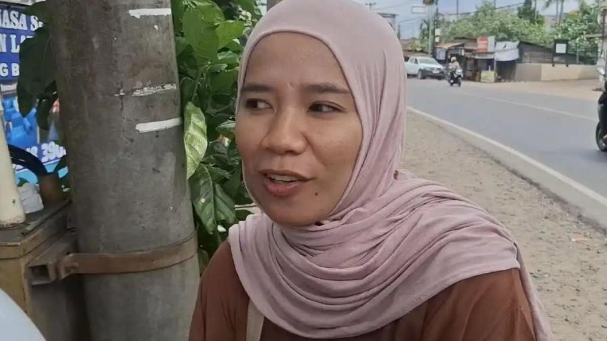 ANAK HILANG - Tika, satu di antara wali murid yang ditemui Tribun Jambi saat menjemput anaknya, mengaku semakin was-was sejak mendengar kabar hilangnya Naura