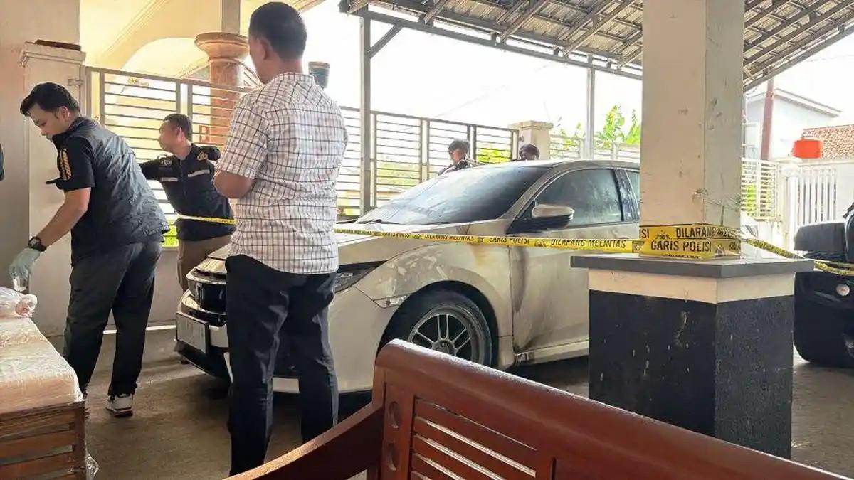 OLAH TKP - Tim Resmob Polda Jateng olah TKP di sebuah mobil Honda Civic Turbo milik Kades Hoho yang terbakar setelah diduga diserang orang tak dikenal (OTK), Jumat (24/4/2026).