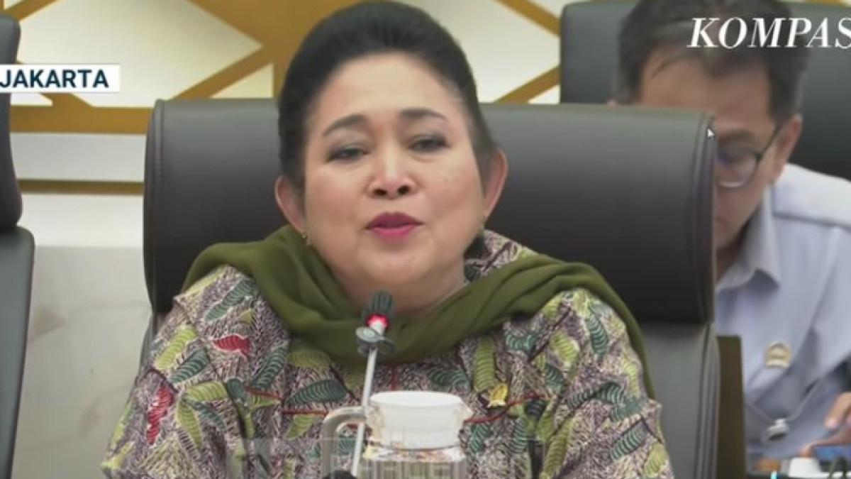 BENCANA BANJIR - Titiek Soeharto sedih sekaligus marah soal gelondongan kayu ikut terbawa banjir. Ia kemudian meminta Menhut Raja Juli untuk memastikan tidak ada lagi pembalakan liar.