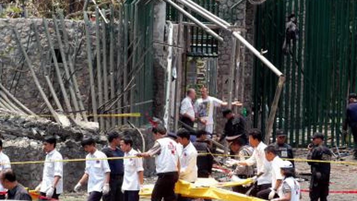 JEJAK PERISTIWA - Titik ledak di depan Gedung Kedutaan Besar Australia di Kuningan, Jakarta Selatan, 9 September 2004.