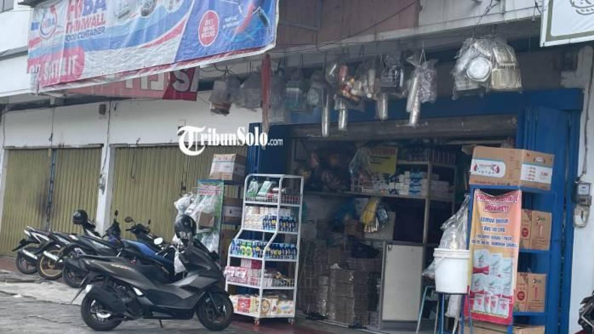 HARGA NAIK. Toko plastik di Kecamatan Grogol, Kabupaten Sukoharjo pada Kamis (2/4/2026). Dampak perang, kini harga plastik ikut naik.