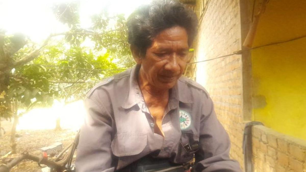 SUKU ANAK DALAM - Tokoh Suku Anak Dalam, Temenggung Sikar, saat ditemui di rumahnya di permukiman Suku Anak Dalam Desa Mentawak, Kabupaten Merangin, Jambi, Kamis (14/11/2025). Sikar merupakan ayah mertua Begendang, warga Suku Anak Daam yang merawat bocah korban penculikan asal Makassar, Bilqis.