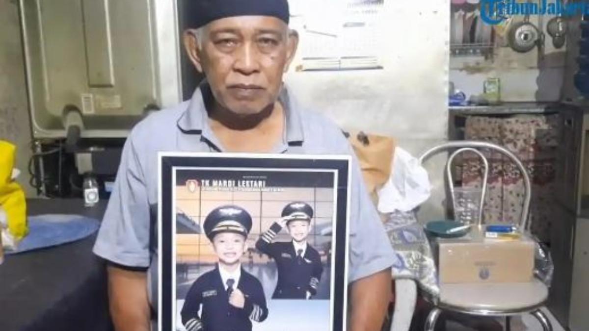 ALVARO HILANG - Tugimin (71), kakek dari Alvaro Kiano Nugroho (6), menunjukkan foto cucunya yang hilang selama 48 hari di Pesanggrahan, Jakarta Selatan, Rabu (23/4/2025).