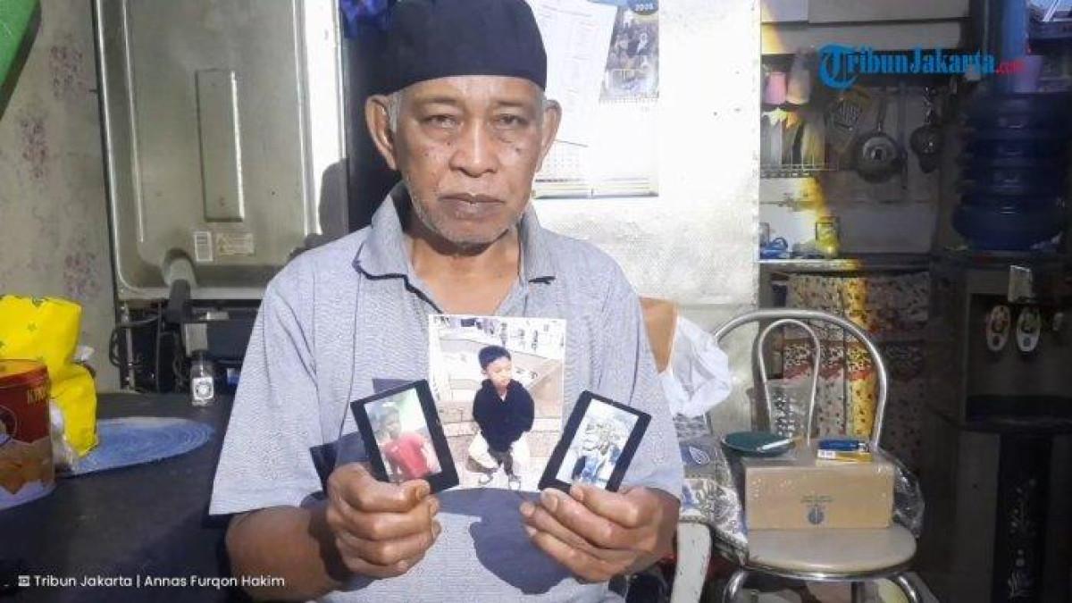 ALVARO HILANG - Tugimin (71), kakek dari Alvaro Kiano Nugroho (6), menunjukkan foto cucunya yang hilang selama 48 hari di Pesanggrahan, Jakarta Selatan, Rabu (23/4/2025).