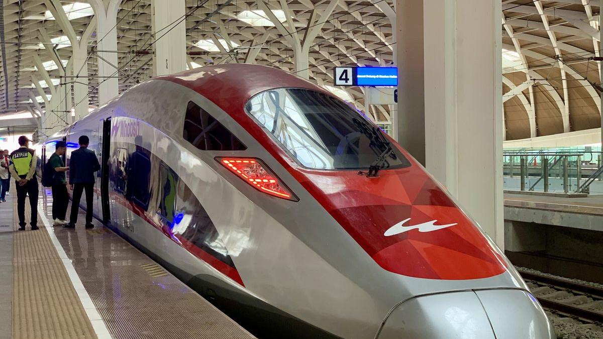 KERETA CEPAT - Ujung atau kepala Whoosh berbentuk moncong memanjang seperti kereta Shinkansen di Jepang. Desain kereta cepat pertama di Indonesia ini tampak menarik dan disukai para penumpang.