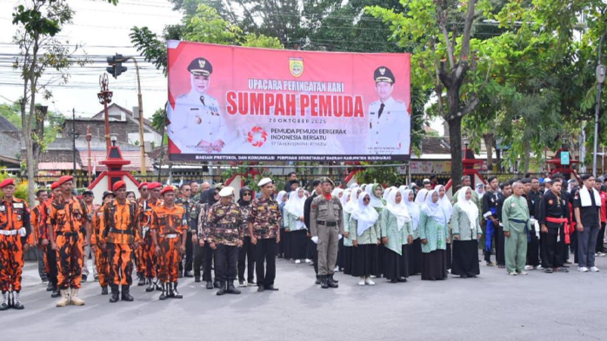 HARI SUMPAH PEMUDA - Bupati Sukoharjo Etik Suryani memimpin langsung upacara peringatan Hari Sumpah Pemuda ke-97 yang digelar di halaman Sekretariat Daerah Kabupaten Sukoharjo, Selasa (28/10/2025).