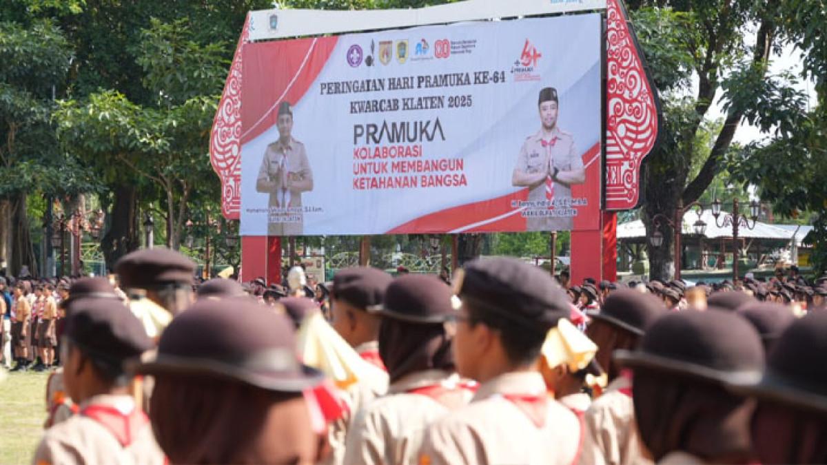 PRAMUKA KWARCAB KLATEN - Ribuan peserta dari tingkatan Siaga, Penggalang, Penegak, hingga Pandega hadir mengikuti rangkaian Upacara peringatan Hari Pramuka ke-64 Kwartir Cabang Gerakan Pramuka Klaten (Kwarcab) Kabupaten Klaten Klaten digelar di Alun-alun Klaten, Senin (22/9/2025).