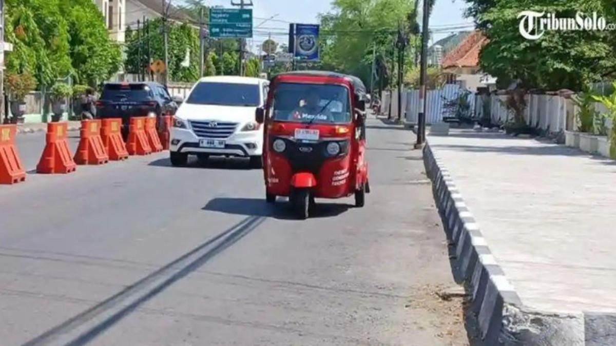BAJAJ DI SOLO - Viral Bajaj Maxride mulai beroperasi di jalanan Kota Solo, Rabu (8/10/2025). Setelah sebelumnya larangan diberlakukan di Jalan Slamet Riyadi Solo, kini rambu bajaj dilarang melintas juga dipasang di sejumlah ruas arteri dengan volume kendaraan tinggi. Ruas-ruas jalan tersebut antara lain : Jalan Slamet Riyadi, Jalan Jenderal Sudirman, Jalan Urip Sumoharjo, Jalan dr Rajiman, hingga Jalan Adi Sucipto.
