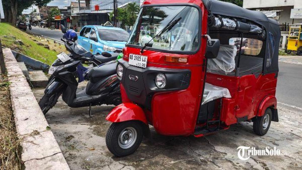 BAJAJ DI SOLO - Viral Bajaj Maxride mulai beroperasi di jalanan Kota Solo, Rabu (8/10/2025). Bajaj Maxride akan kembali beroperasi di Kota Solo setelah sebelumnya sempat berhenti akibat pelarangan dari Pemerintah Kota (Pemkot) Solo.