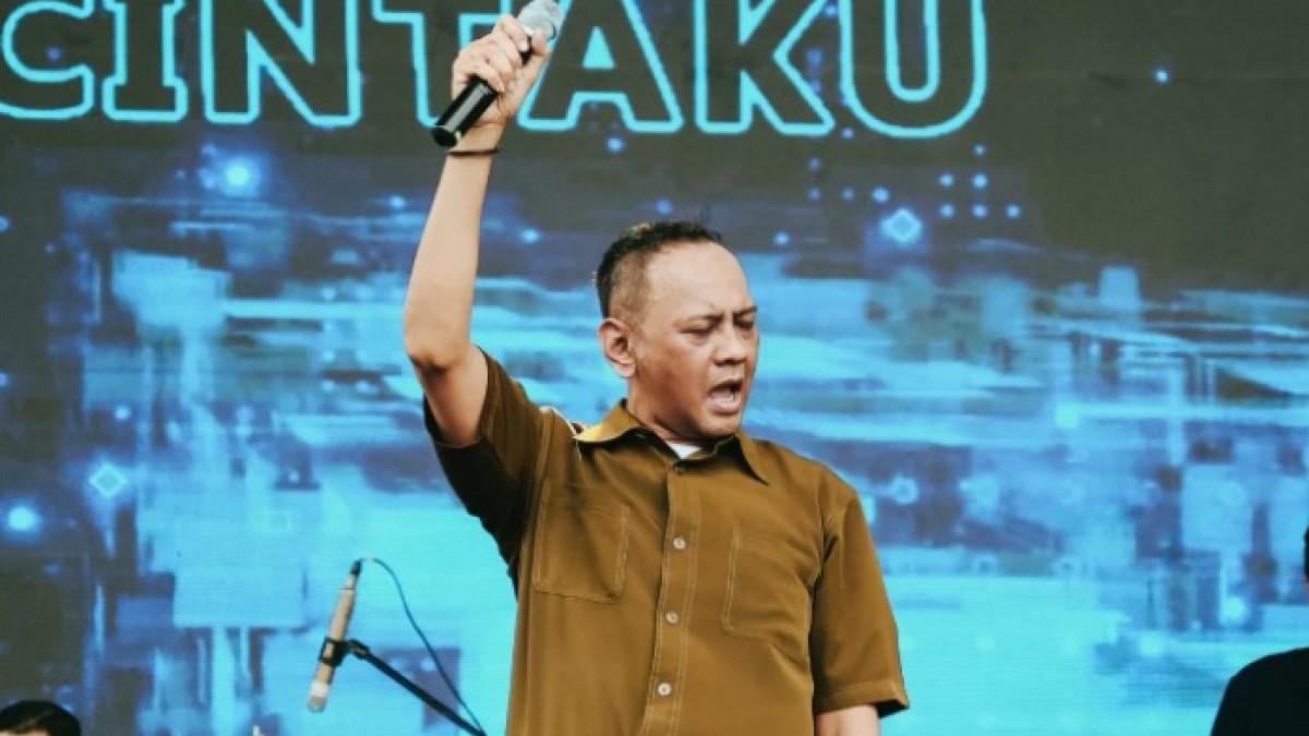 VOKALIS MENINGGAL DUNIA - Vokalis Element Lucky Widja meninggal di usia 49 tahun, sempat berjuang melawan TB ginjal yang dideritanya.