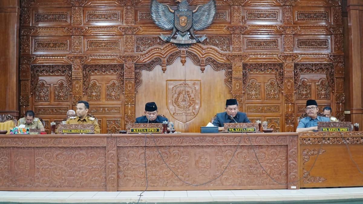 RAPAT DPRD KLATEN - Wabup Klaten Benny Indra Ardhianto (kiri), Ketua DPRD Klaten Edy Sasongko (tengah kiri), didampingi Wakil Ketua DPRD Bahtiar Joko Widagdo (tengah kanan) dan Hariyanto (kanan) saat Rapat Paripurna, pada Selasa (4/11/2025) di Gedung Paripurna DPRD Klaten.