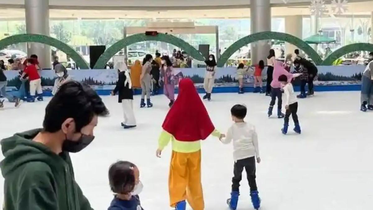 ILUSTRASI - Wahana ice skating di mall Margo City Mall, Beji, Kota Depok. Ini berkaitan dengan tempat ice skating di The Park Mall Solo Baru Sukoharjo yang diadakan mulai 12 Juni hingga 26 Juli 2026
