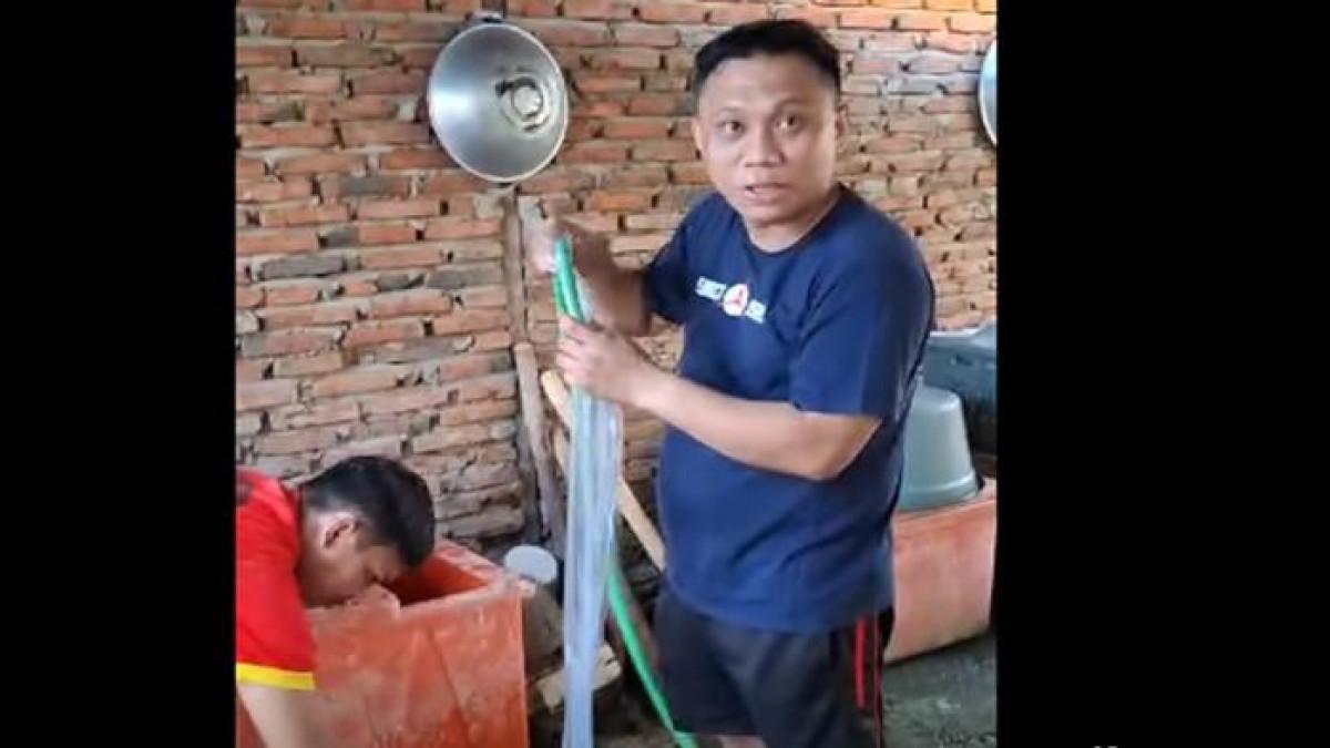 PECATAN DPRD GORONTALO- Wahyudin Moridu memperlihatkan profesi barunya jadi 