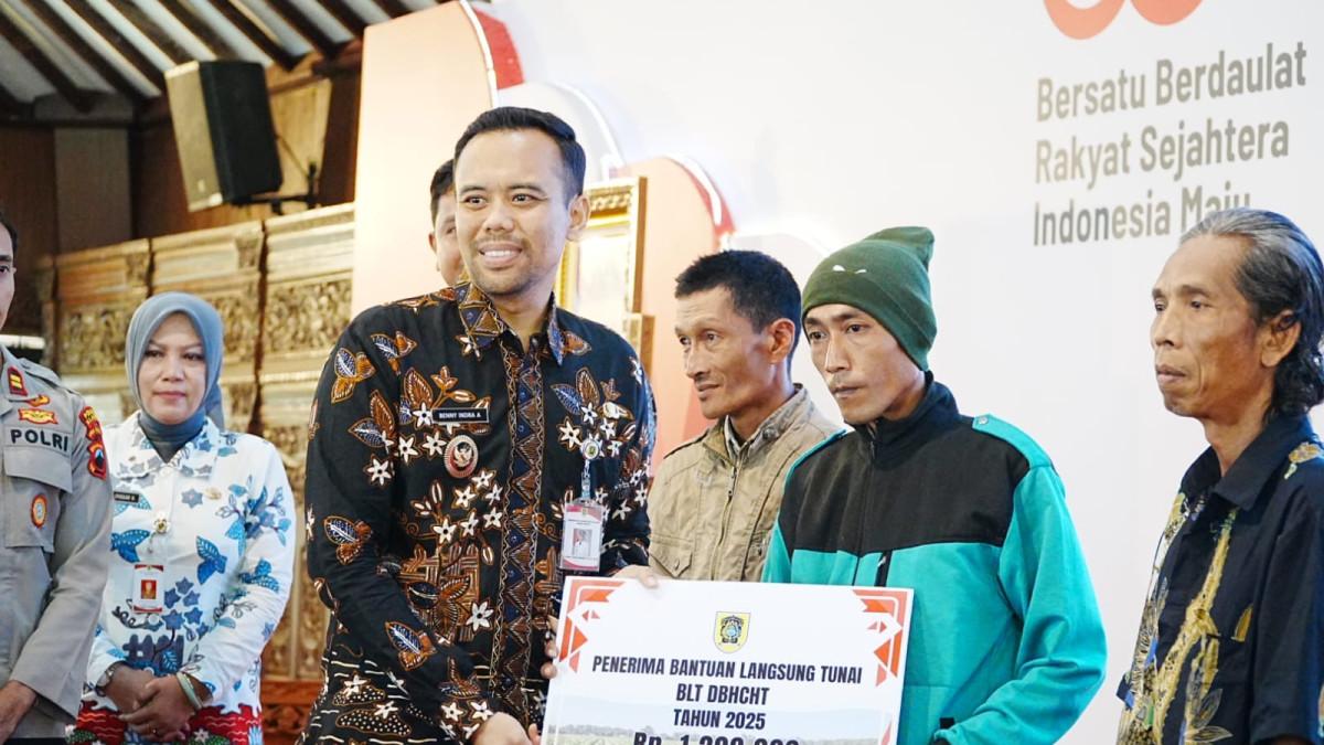 BLT PEMKAB KLATEN - Wakil Bupati Benny Indra Ardhianto secara simbolis menyerahkan BLT DBHCHT sebesar Rp 1,2 juta kepada perwakilan buruh tani tembakau di Pendopo Pemkab Klaten pada Jumat (14/11/2025).