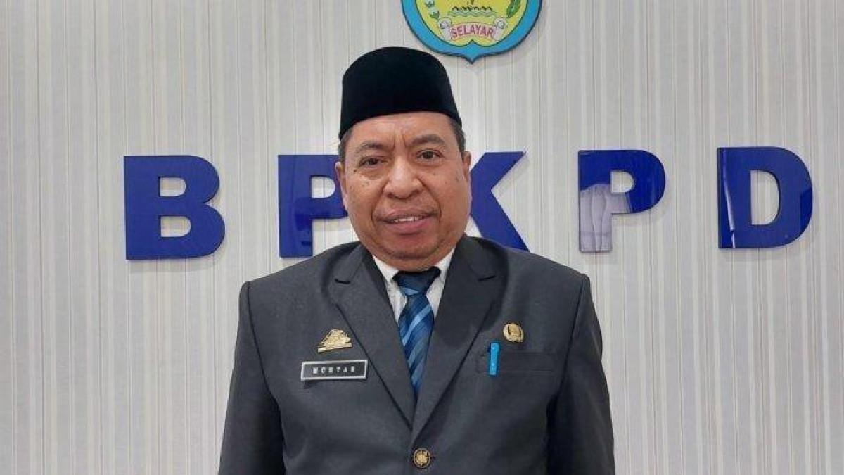 PROFIL WABUP SELAYAR - Wakil Bupati Kepulauan Selayar terpilih, Muhtar saat masih menjabat sebagai Kepala Badan Pengelolaan Keuangan dan Aset Daerah Pemkab Kepulauan Selayar. Ia berhasil meraih suara terbanyak bersama dengan Natsir Ali pada Pilkada Selayar 2024.