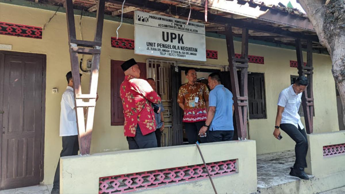 KEBAKARAN DI KLATEN - Wakil Bupati Klaten Benny Indra Ardhianto, tiba halaman Kantor Kecamatan Delanggu, Jumat pagi (1/8/2025), ia datang untuk memastikan langsung kondisi gedung pascakebakaran yang terjadi malam sebelumnya.