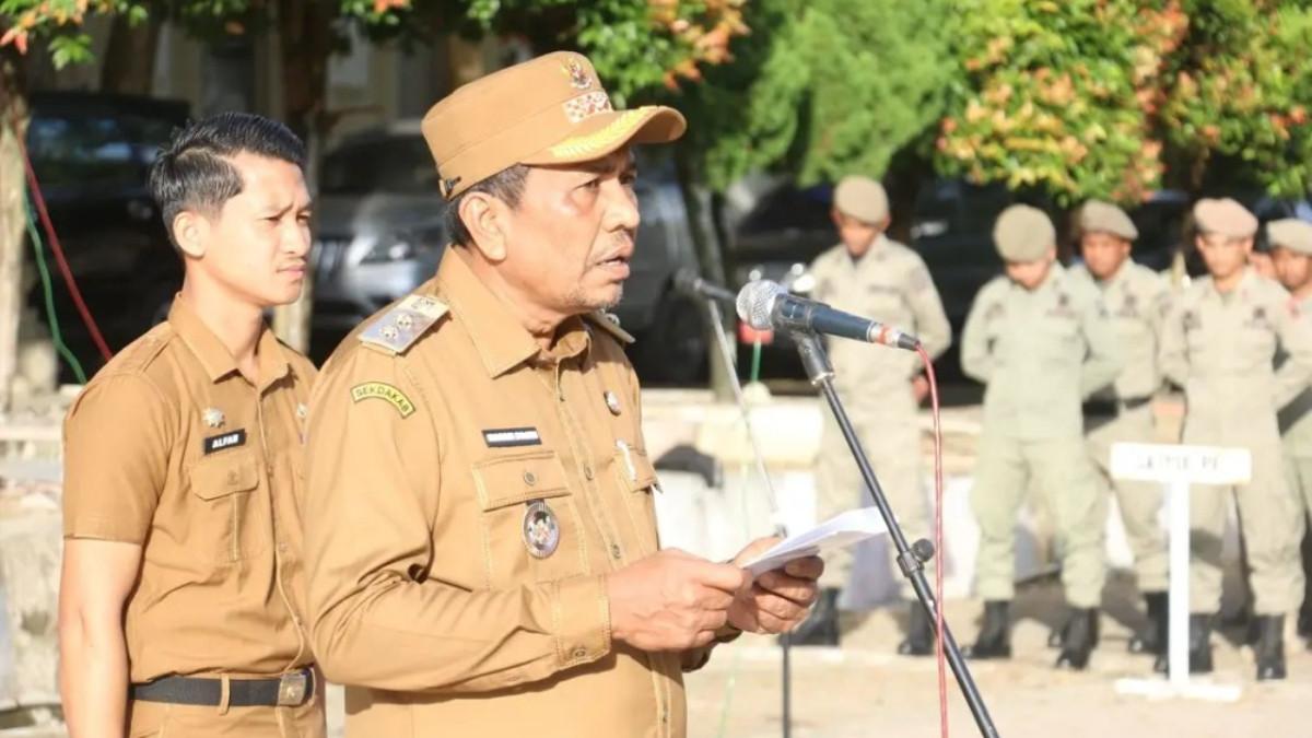 SOSOK WAKIL BUPATI - Wakil Bupati Pidie Jaya Hasan Basri, saat pimpin apel perdana di halaman Kantor Bupati Pidie Jaya, Meureudu 24 Februari 2024.