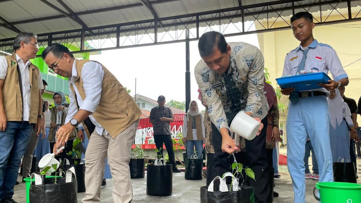 KETAHANAN PANGAN SUKOHARJO - Wakil Bupati Sukoharjo, Eko Sapto Purnomo, turut hadir dalam kegiatan sosialisasi program ketahanan pangan berbasis sekolah yang digelar oleh Direktorat Jenderal Otonomi Daerah Kementerian Dalam Negeri (Kemendagri) di SMK Negeri 2 Sukoharjo, Kamis (13/11/2025).