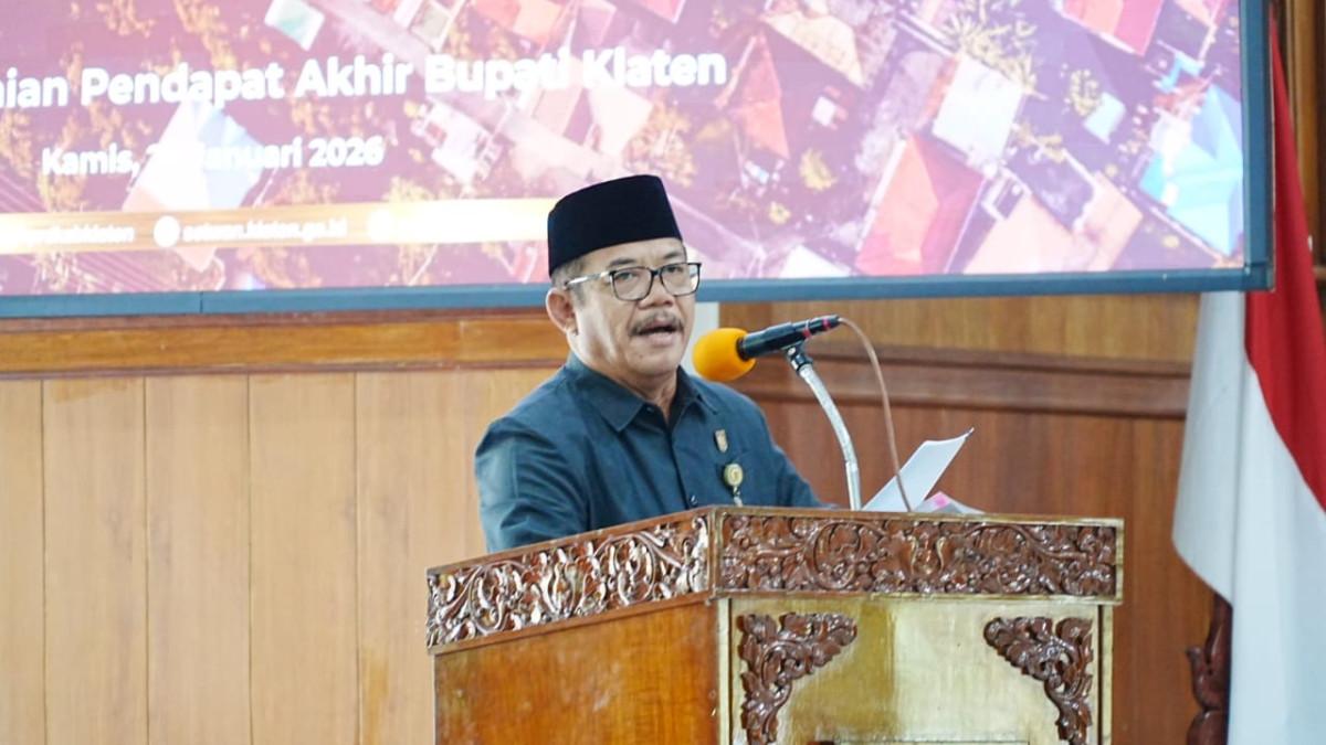 DPRD KLATEN - Wakil Ketua DPRD Kabupaten Klaten Hariyanto menyampaikan Laporan Kinerja Pimpinan DPRD Tahun 2025 dari podium utama, dengan latar layar agenda Rapat Paripurna DPRD Klaten, Kamis (29/1/2026).