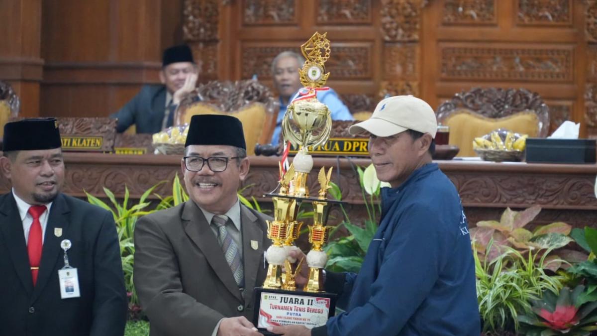 HUT DPRD KLATEN - Wakil Ketua DPRD Klaten Hariyanto menyerahan hadiah kepada salah satu pemenang Turnamen Tenis Beregu Putra DPRD Klaten, di Gedung Paripurna, Selasa (28/10/2025).