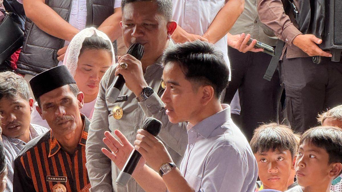 KUNJUNGAN GIBRAN - Wakil Presidene (Wapres) RI Gibran Rakabuming saat berdialog dengan warga di Posko Pengungsian Balai Latihan Kerja (BLK) Desa Kampung Gumpang Lempuh, Kecamatan Putri Betung, Gayo Lues, Aceh, Rabu (17/12/2025).