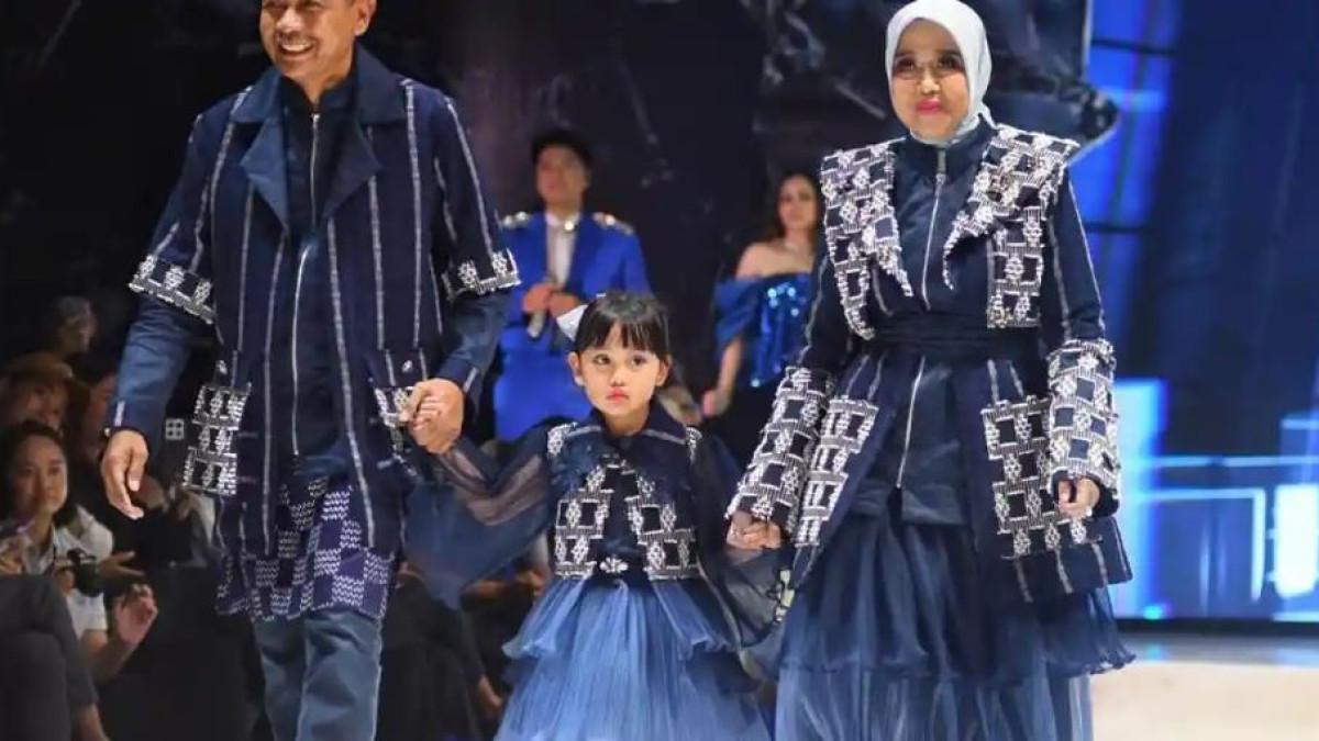 FASHION - Wali Kota Malang, Wahyu Hidayat (kiri) didamping Istri, Hanik Andriani Wahyu Hidayat (kanan) beserta keluarga saat menggunakan baju dari desainer lokal pada gelaran Malang Fashion Week (MFW) 2025 di Mall Malang City Point, Kota Malang, Jawa Timur, Kamis (6/11/2025). Istri Wali Kota Malang Hanik Andriani Wahyu Hidayat meninggal dunia pada, Kamis (20/11/2025) malam