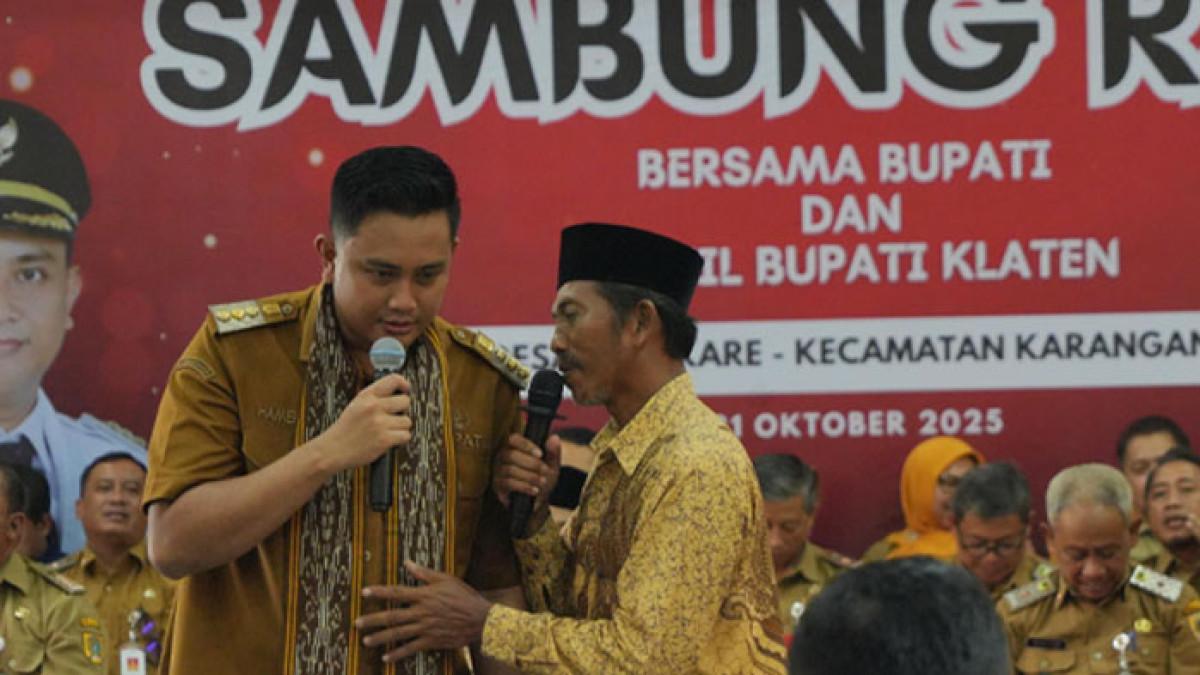 PROGRAM SAMBUNG RASA - Warga masyarakat hadiri program Sambung Rasa di Balai Desa Jungkare, Kecamatan Karanganom, Selasa (21/10/2025).