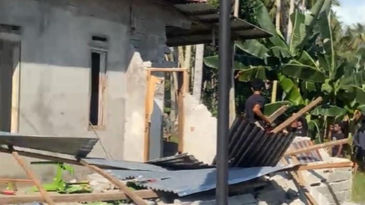 BONGKAR RUMAH - Warga membongkar rumah terduga pelaku pembunuhan karyawati koperasi di Desa SArjo, kabupaten Pasangkayu, Sulawesi Barat pada Minggu (21/9/2025).