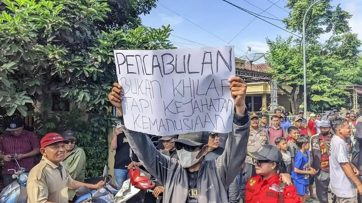 DEMO - Warga yang tergabung dalam Aliansi Santri Pati untuk Demokrasi (Aspirasi) demo di depan kediaman Ashari, pengasuh Ponpes Ndholo Kusumo di Desa Tlogosari, Kecamatan Tlogowungu, Kabupaten Pati, Jawa Tengah, Sabtu (2/5/2026).