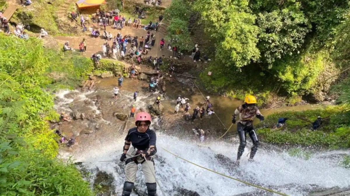 WISATA BANDUNG BARAT - Waterfall rappelling di Bandung Barat sensasi ekstrem menuruni air terjun tinggi yang memacu adrenalin