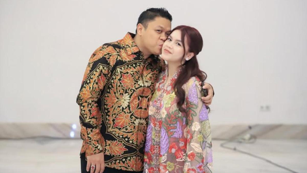 SOSOK PENTING - Yasir Machmud Wakil Ketua II DPRD Sulsel periode 2024-2029 bersama putrinya Yasika Aulia.