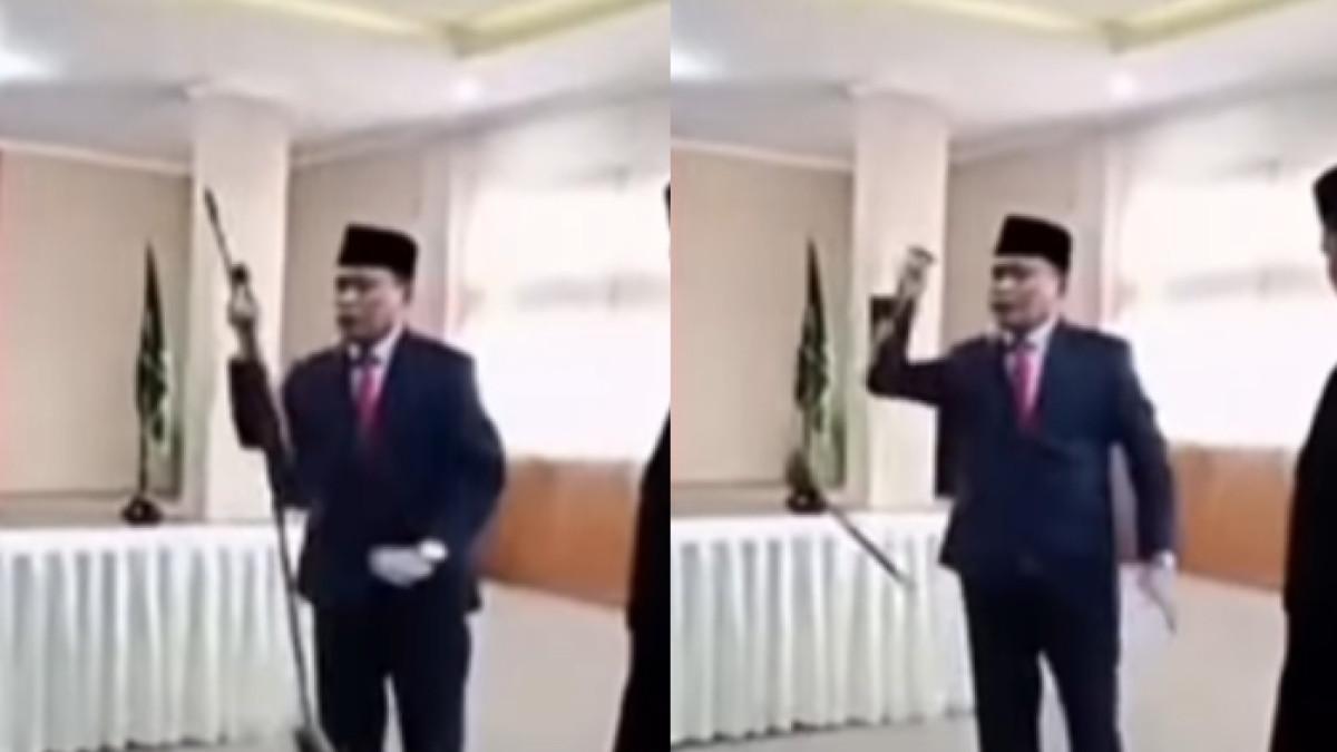 SOSOK ZAMRONI AZIZ - Zamroni Aziz, Kepala Kantor Wilayah (Kakanwil) Kementerian Agama (Kemenag) Nusa Tenggara Barat saat melempar stand mikrofon, Jumat (19/9/2025). Momen itu terjadi saat pelantikan Kepala Kemenag Dompu, Najamuddin.