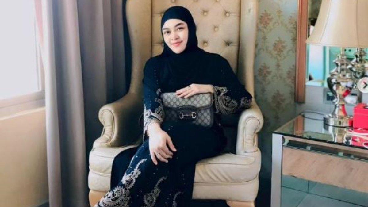 BERI DUKUNGAN - Zeda Salim memberika dukungan ke Inara Rusli.