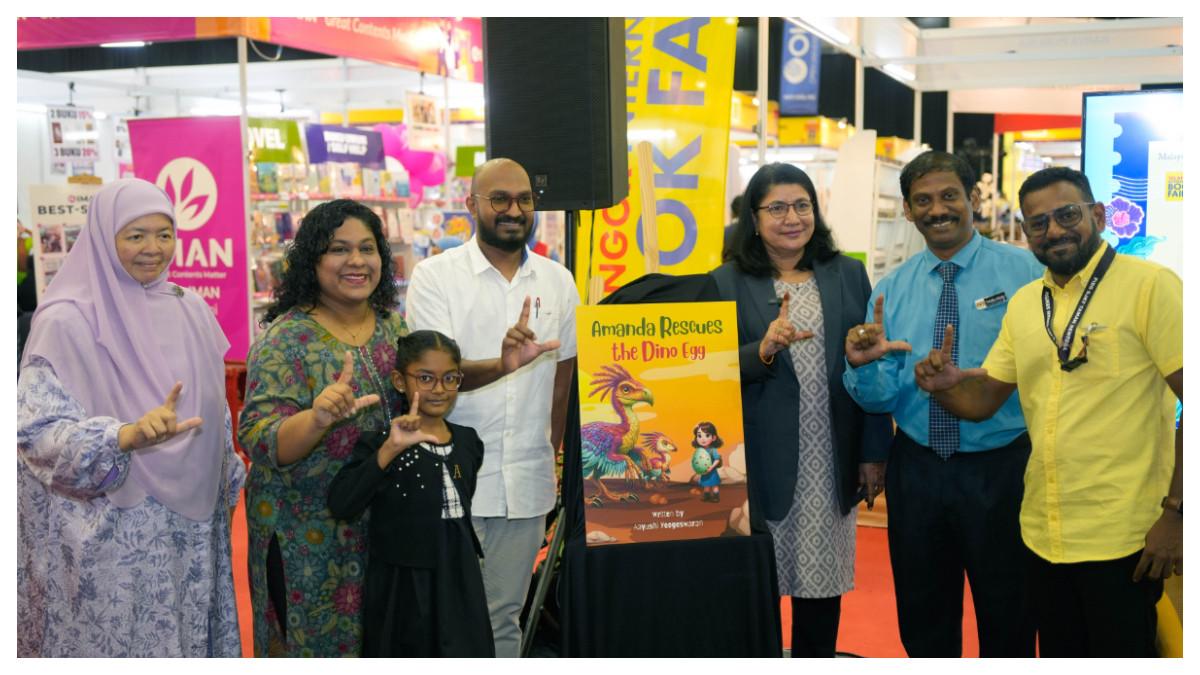 mastura, mutiara, aayushi, dave, saraswathy, sjk(t) taman sentosa kepala sekolah thamilarasu subramaniam dan ketua asosiasi guru orang tua sekolah tamil selvam murugan pada peluncuran buku terbaru aayushi.