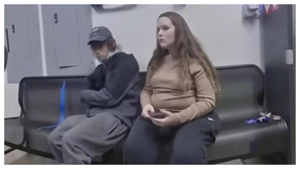 Shane Newman dan Katerina Jeffrey, yang diduga melakukan pencurian di toko, ditahan di dalam sebuah Walmart di Ohio