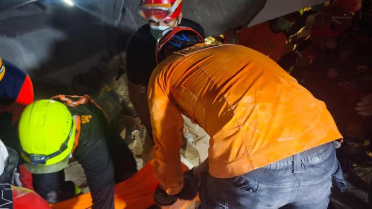 SANTRI WAFAT DALAM SUJUD - Salah satu santri Ponpes Al Khoziny Buduran Sidoarjo ditemukan wafat dalam posisi sujud. Tim SAR menemukannya saat mengvakuasi santri lainnya bernama Haikal.