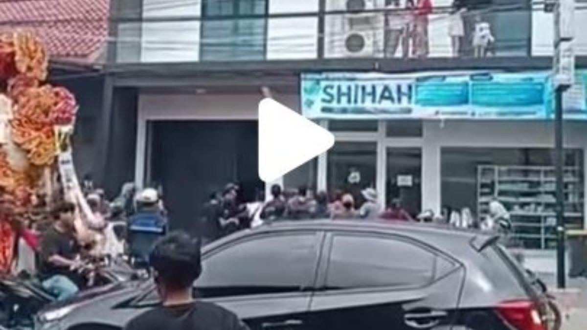 PENGANIAYAAN VIRAL - Detik-detik penyerangan sekelompok massa ke rumah dokter Irma hingga berujung penganiayaan di Desa Anjatan Baru, Kecamatan Anjatan, Kabupaten Indramayu, Jawa Barat, Kamis (23/10/2025).