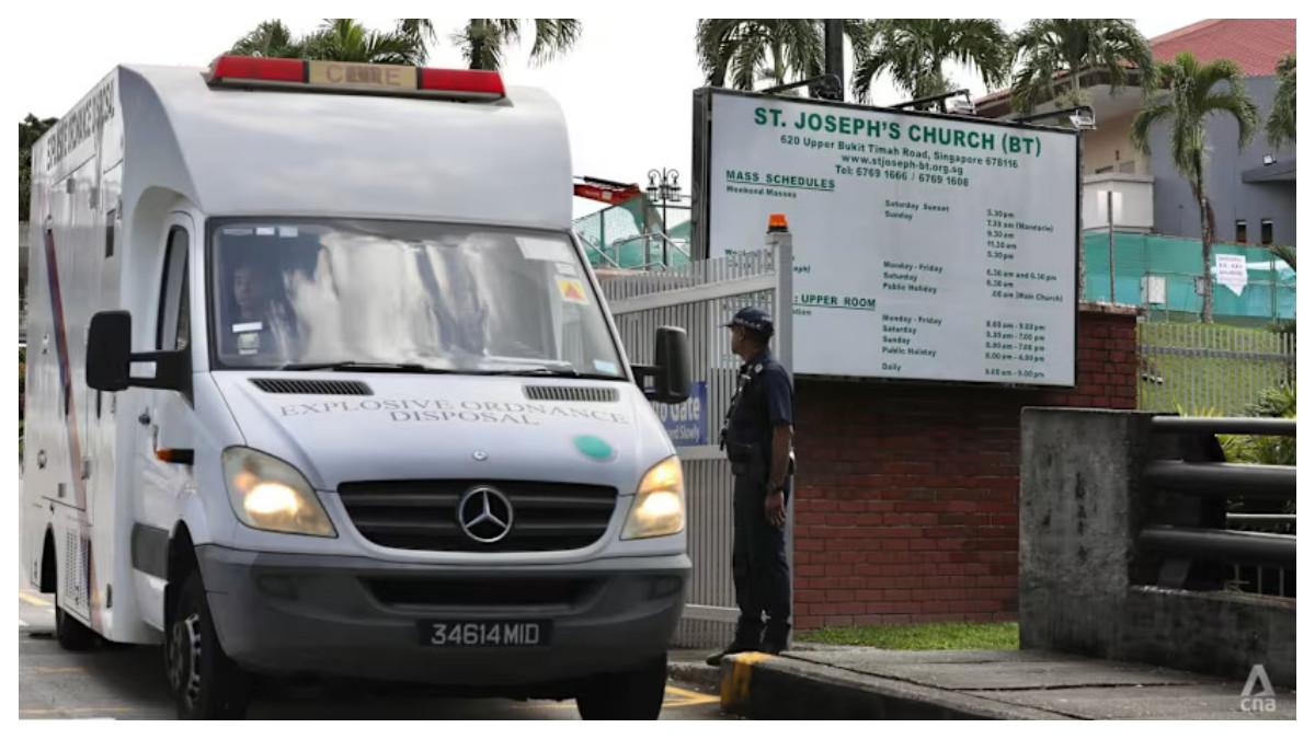 Sebuah kendaraan penjinak bahan peledak terlihat meninggalkan Gereja St. Joseph di Upper Bukit Timah Road pada 21 Desember 2025.