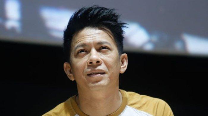 ASMARA ARIEL NOAH - Ariel Noah masih kepikiran untuk menikah lagi. Ia kemudian membocorkan kriteria wanita idamannya.