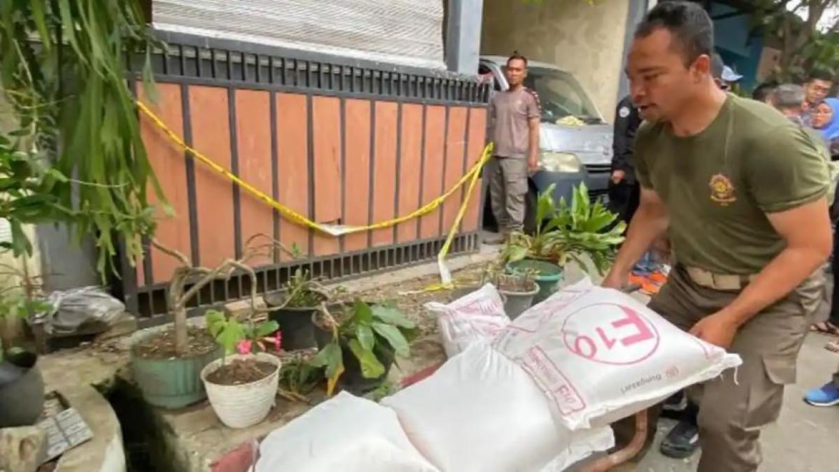 PANGSIT BERBAHAN KIMIA - Personel Satpol PP Kota Bogor saat menyita bahan-bahan pembuatan mie di home industri Kedung Halang Kota Bogor, Sabtu (29/11/2025).