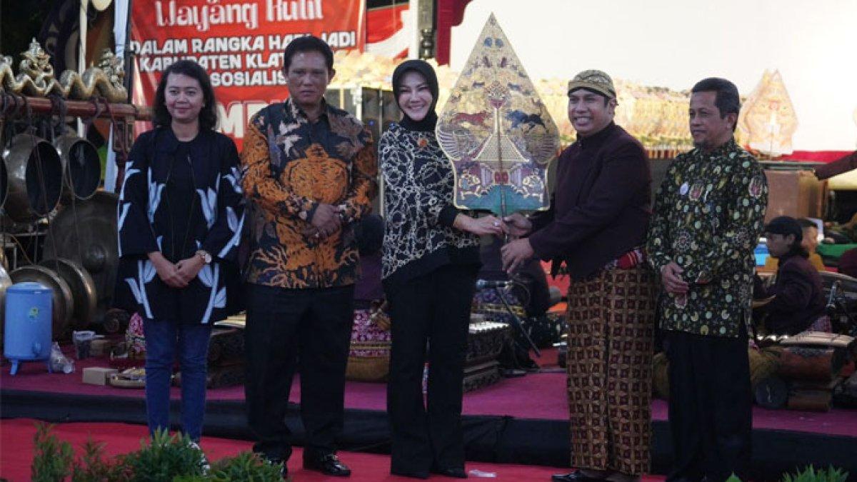 Bupati Sri Mulyani Bersama Ribuan Warga Klaten Nikmati Wayang untuk Sosialisasi Gempur Rokok Ilegal