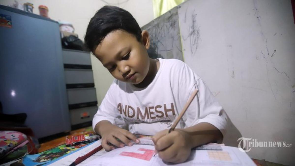 Siswa belajar dari rumah didampingi orangtua, Selasa (31/3/2020). Ilustrasi belajar online - Kumpulan contoh soal ANBK kelas 5 SD literasi teks fiksi. Terdapat 10 soal campuran pilihan ganda dan uraian singkat beserta dengan kunci jawaban.