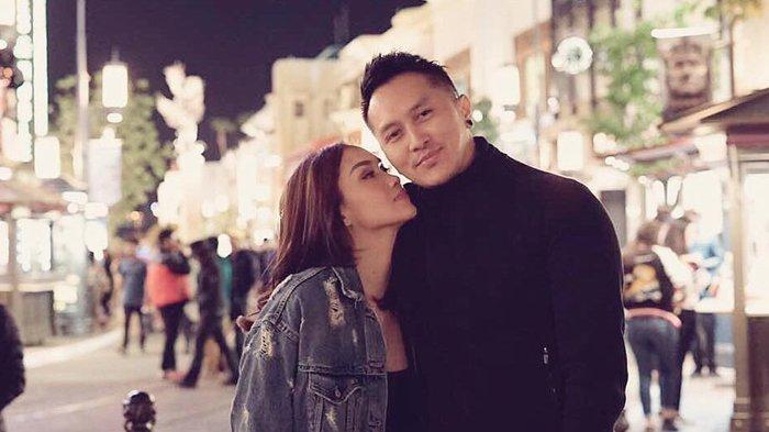 KELUARGA SARA WIJAYANTO - Pasangan artis Demian Aditya dan Sara Wijayanto.